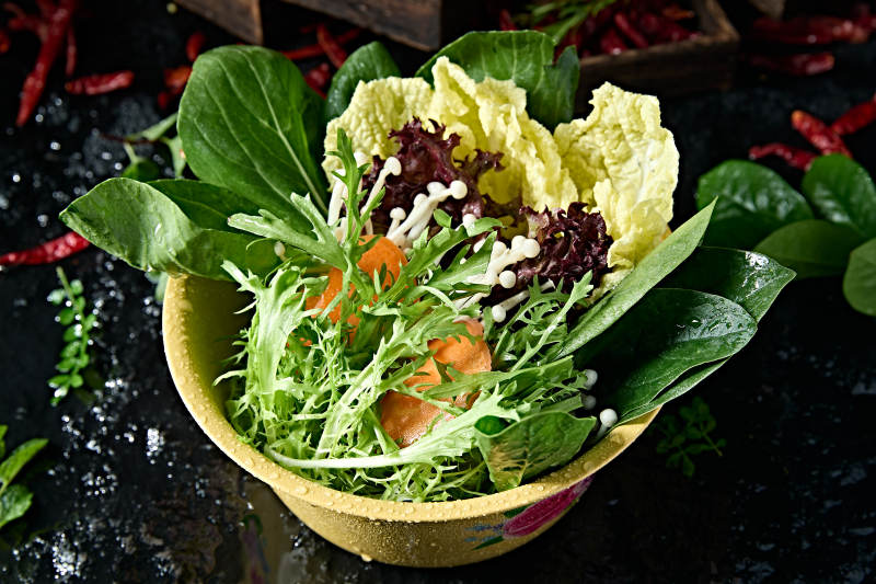 新鲜的火锅食材蔬菜拼盘图片