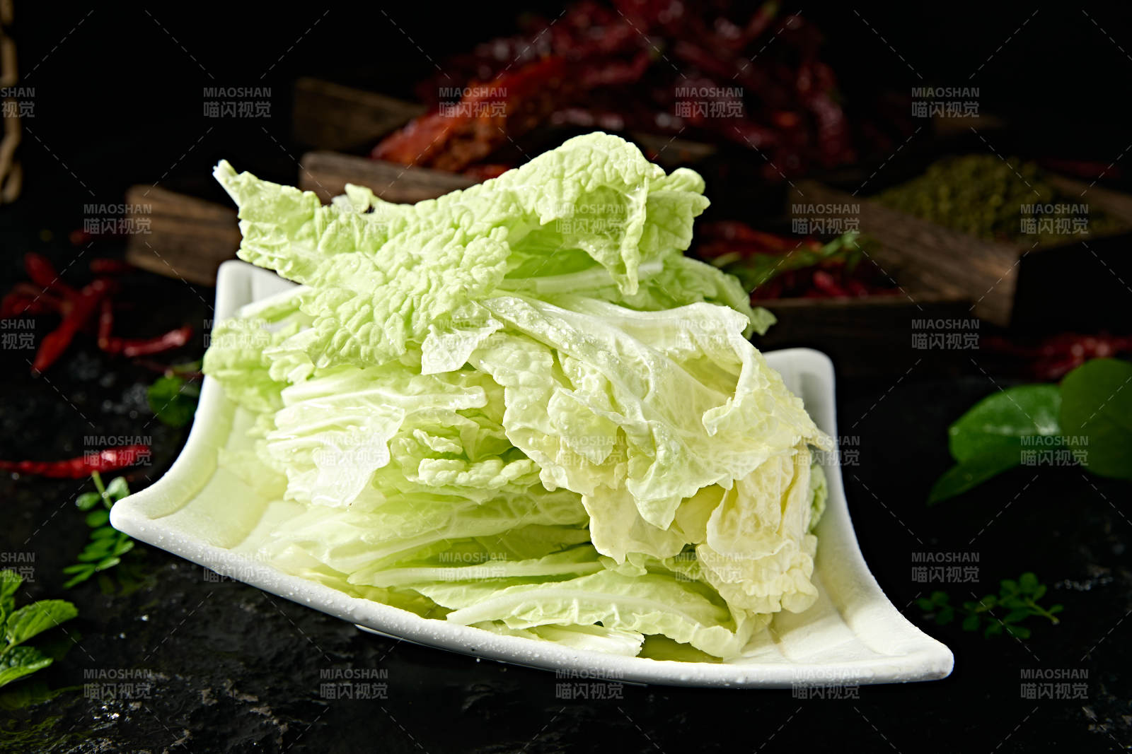 火锅食材一盘新鲜的圆生菜图片