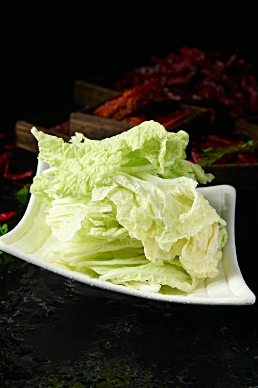 火锅食材一盘新鲜的圆生菜图片