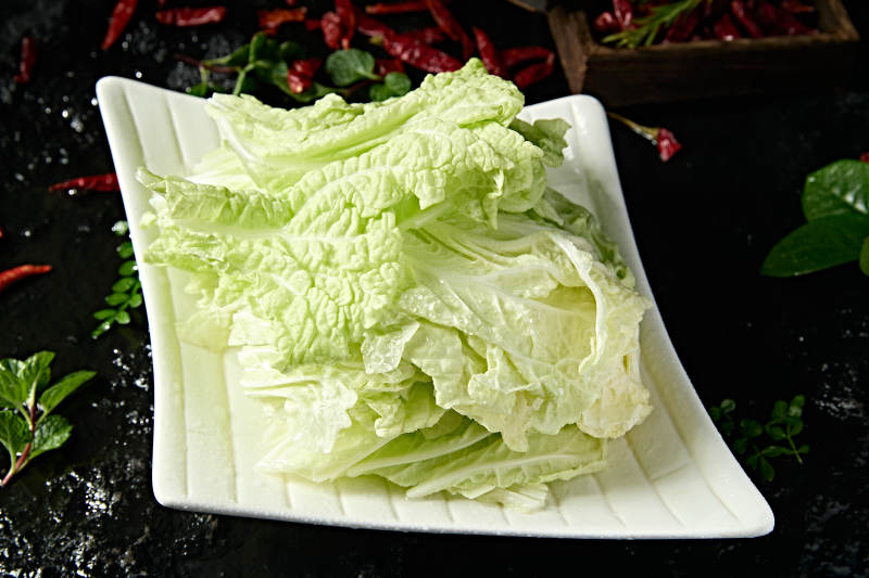 火锅食材一盘新鲜的圆生菜图片