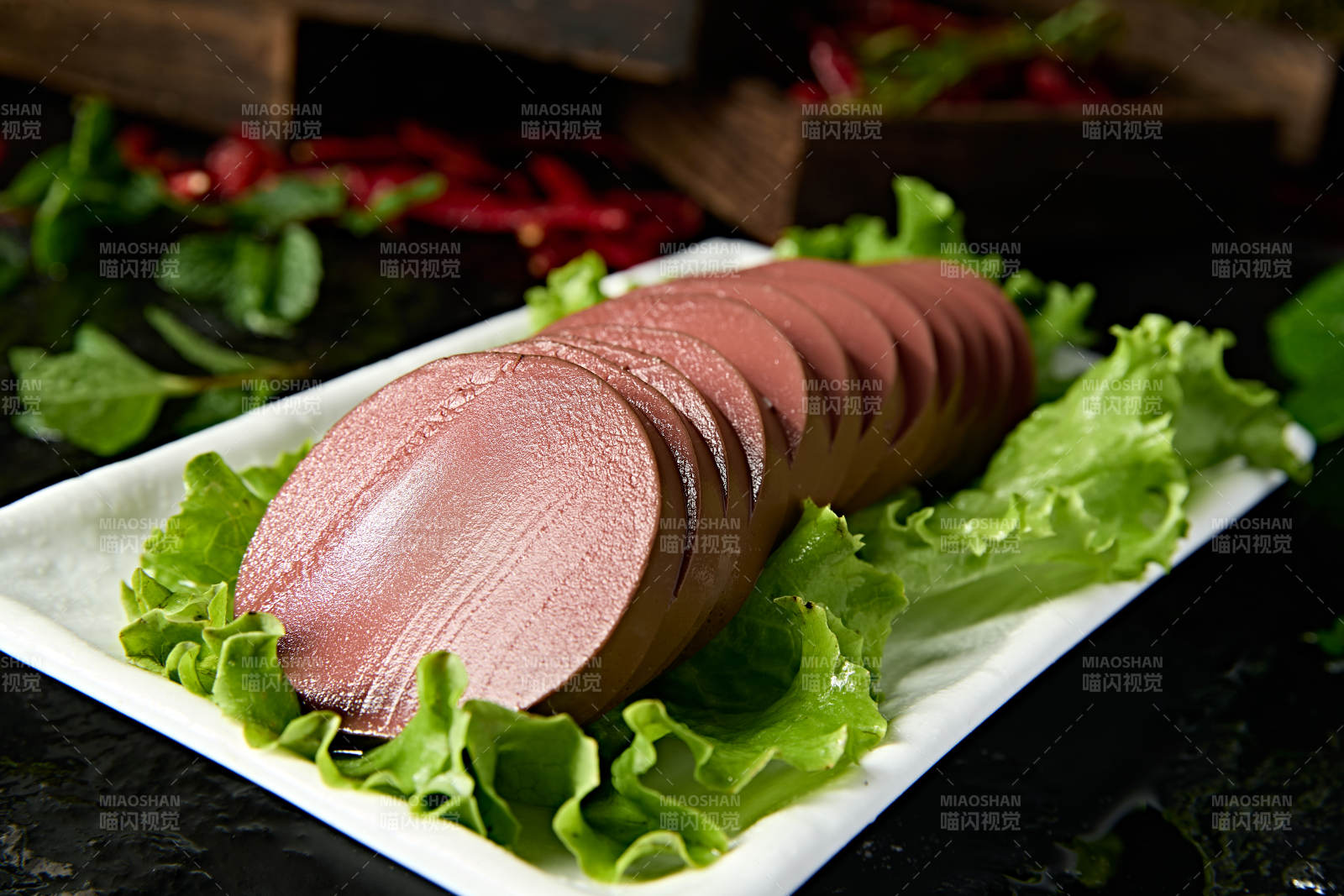 白色瓷盘装的火锅食材鸭血切片图片