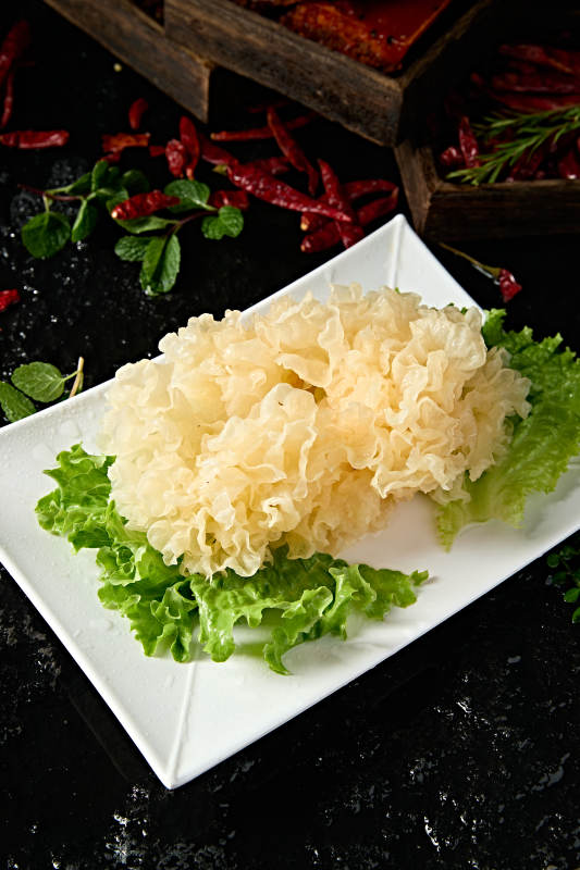 白色瓷盘装的火锅食材鲜银耳图片
