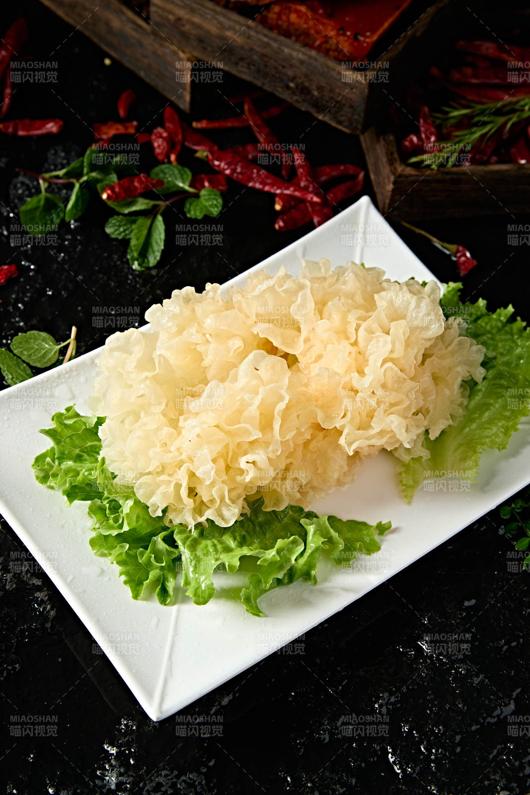 白色瓷盘装的火锅食材鲜银耳图片