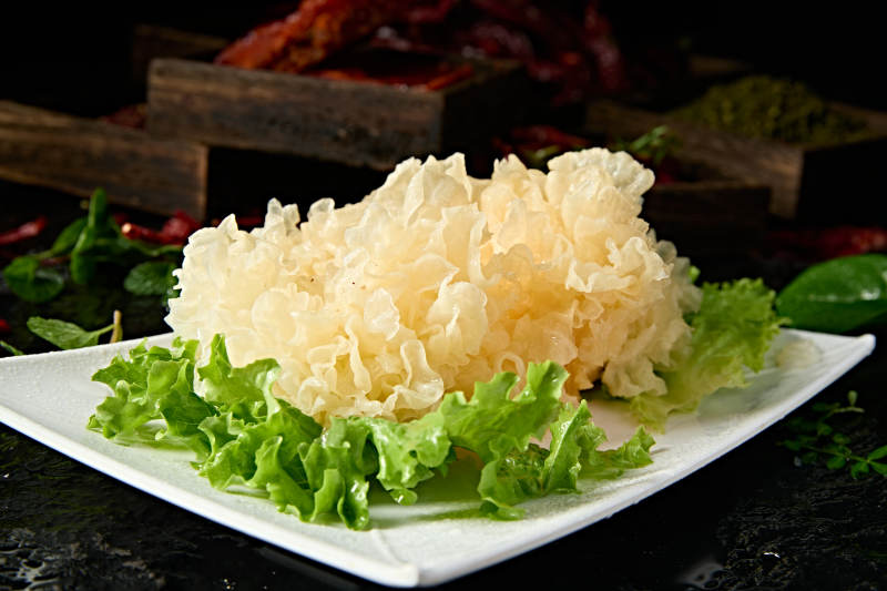 白色瓷盘装的火锅食材鲜银耳图片