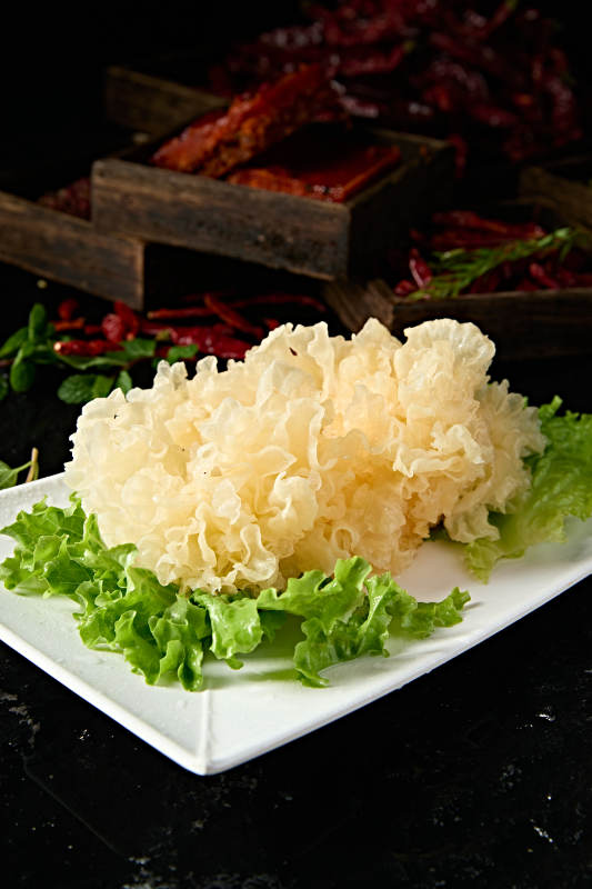 白色瓷盘装的火锅食材鲜银耳图片