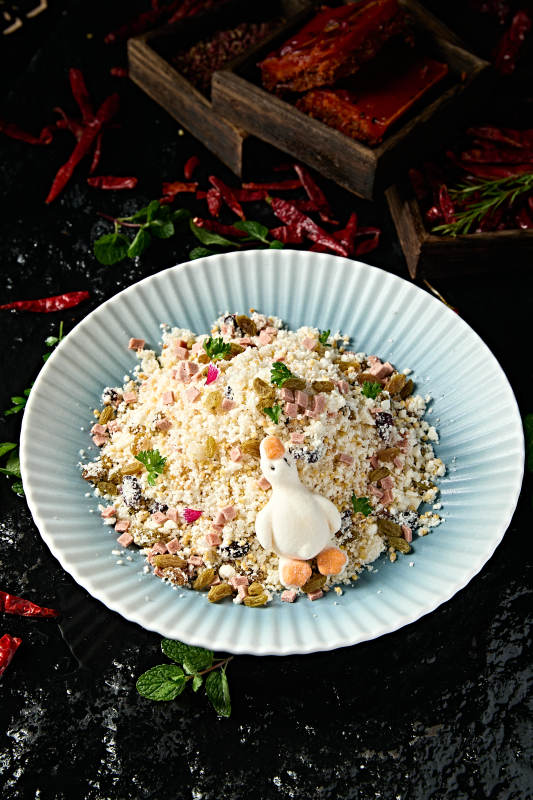 蒙族美食果粒凉拌酸奶炒米奶嚼克图片