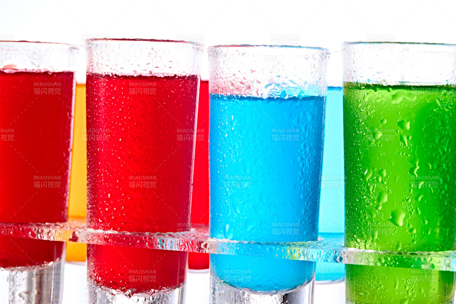 酒吧调制含酒精类饮品图片