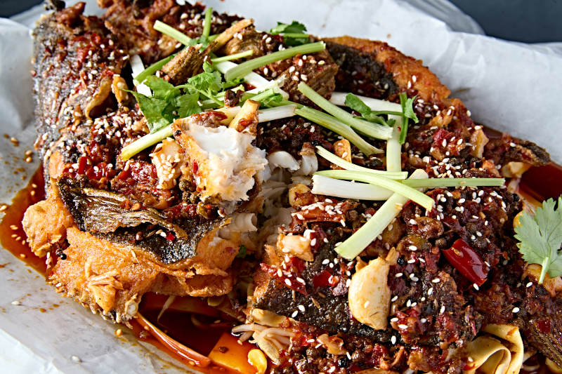 川味香辣纸上烤鱼图片