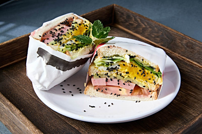 美味西式简餐鸡蛋火腿三明治图片