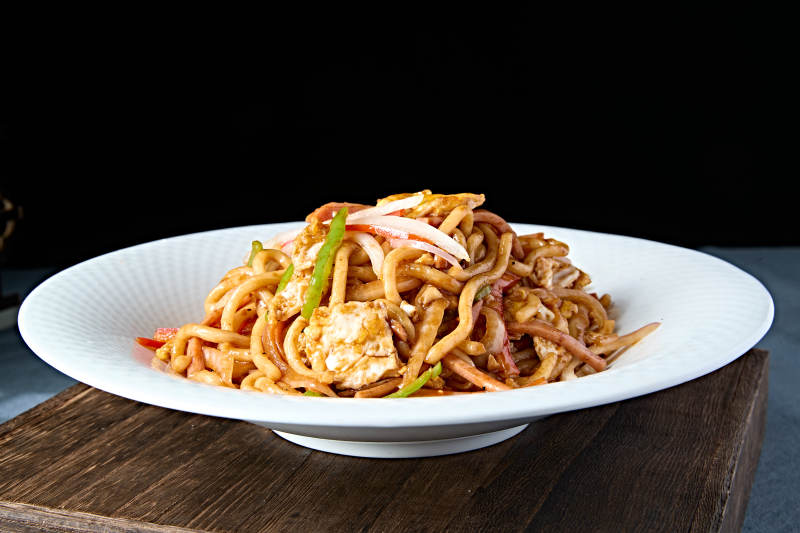 鸡蛋火腿圆葱青椒丝炒乌冬面图片