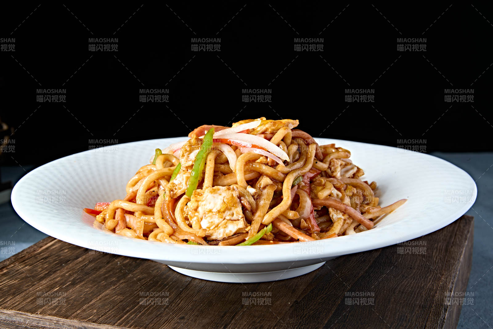 鸡蛋火腿圆葱青椒丝炒乌冬面图片