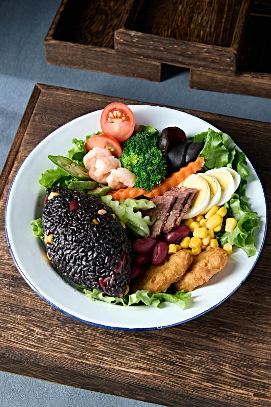 紫米杂粮饭为主的轻食健康减脂餐图片