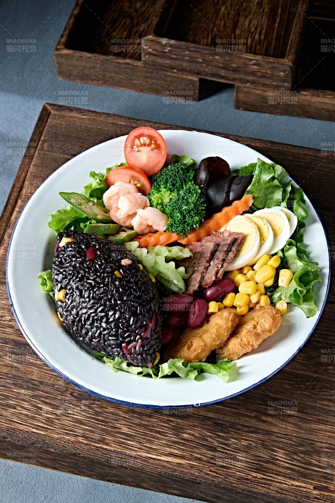 紫米杂粮饭为主的轻食健康减脂餐图片