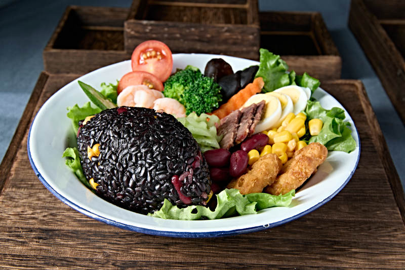 紫米杂粮饭为主的轻食健康减脂餐图片