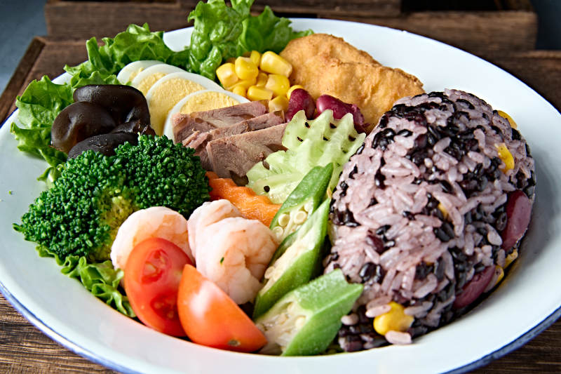 糙米杂粮饭为主的轻食健康减脂餐图片