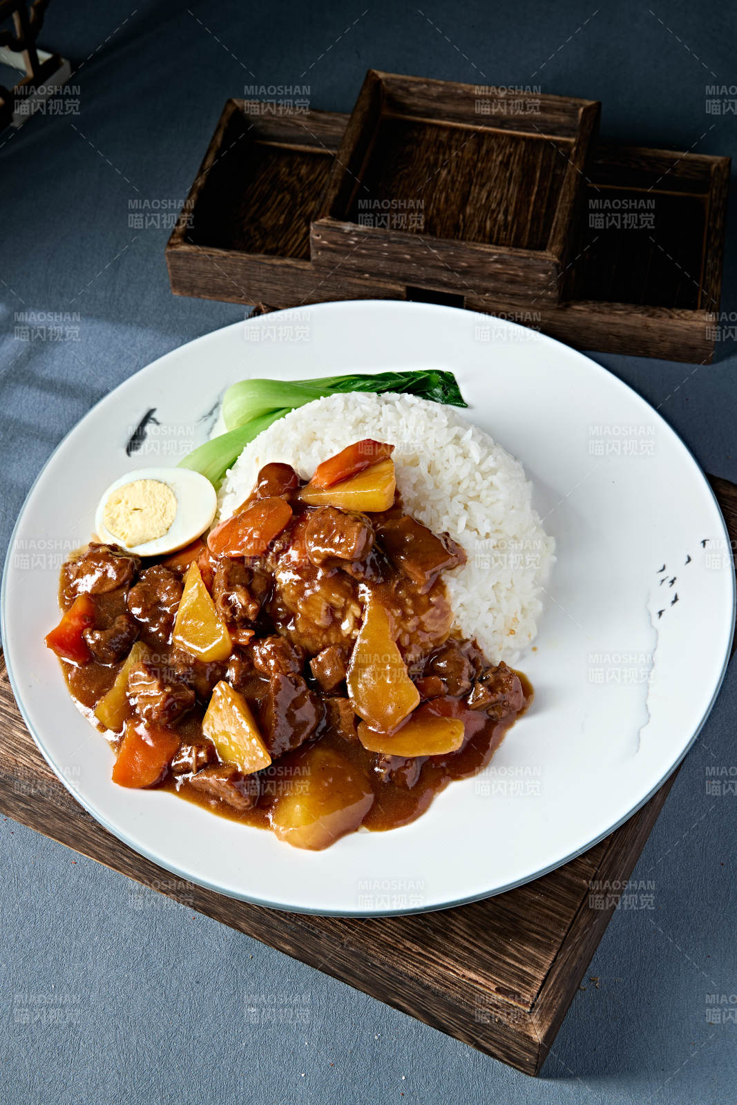 快餐简餐胡萝卜土豆炖牛肉盖浇饭图片