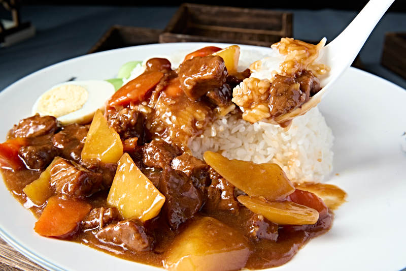 快餐简餐胡萝卜土豆炖牛肉盖浇饭图片