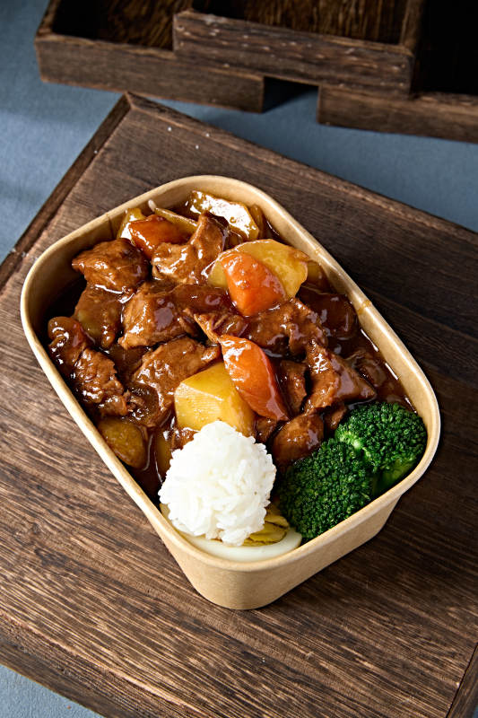 快餐简餐胡萝卜土豆炖牛肉盖浇饭图片
