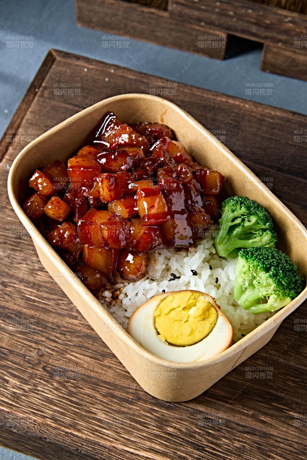 外卖简餐盒装台湾卤肉饭图片