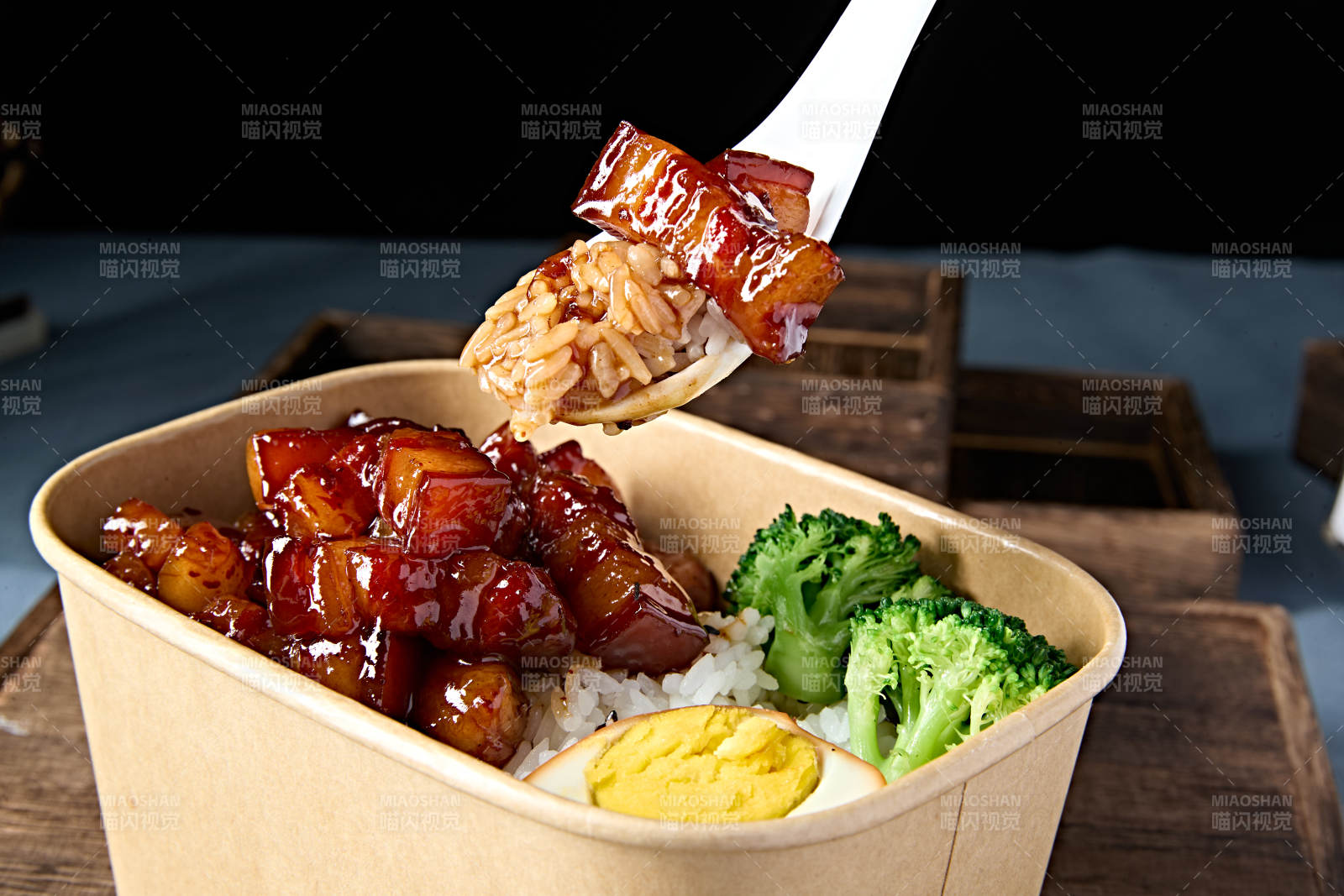 外卖简餐盒装台湾卤肉饭图片