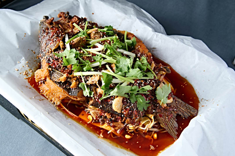 川味香辣纸上烤鱼图片