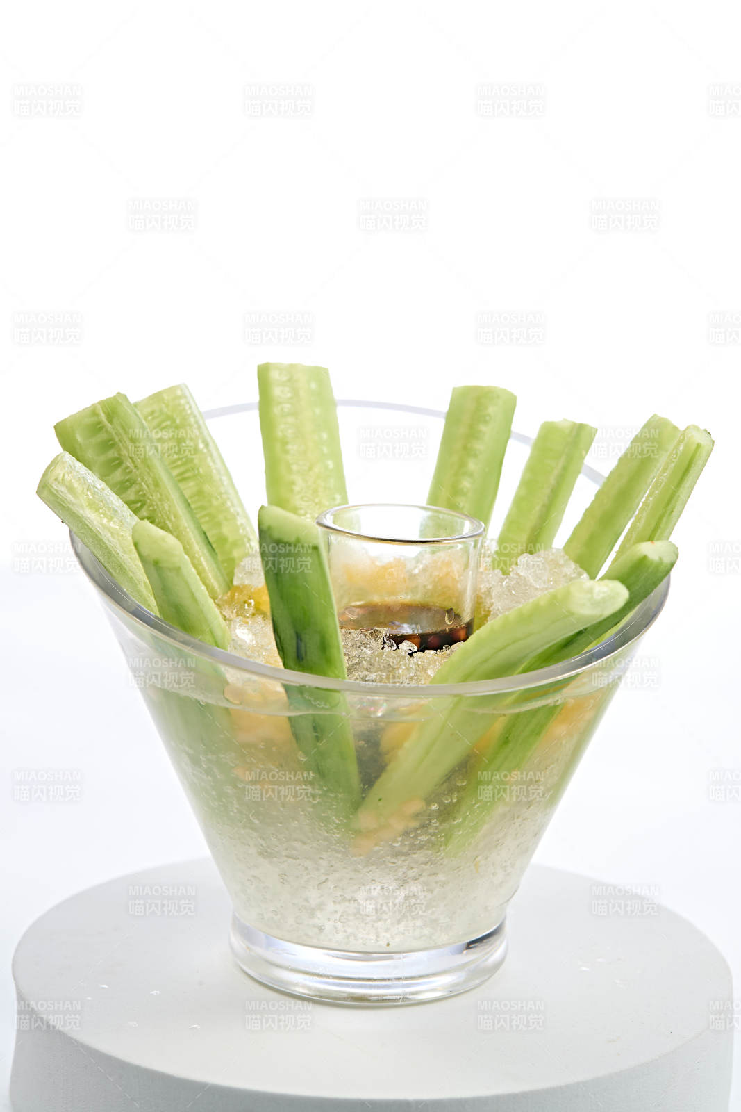 爽口小吃蘸醋冰镇黄瓜条图片