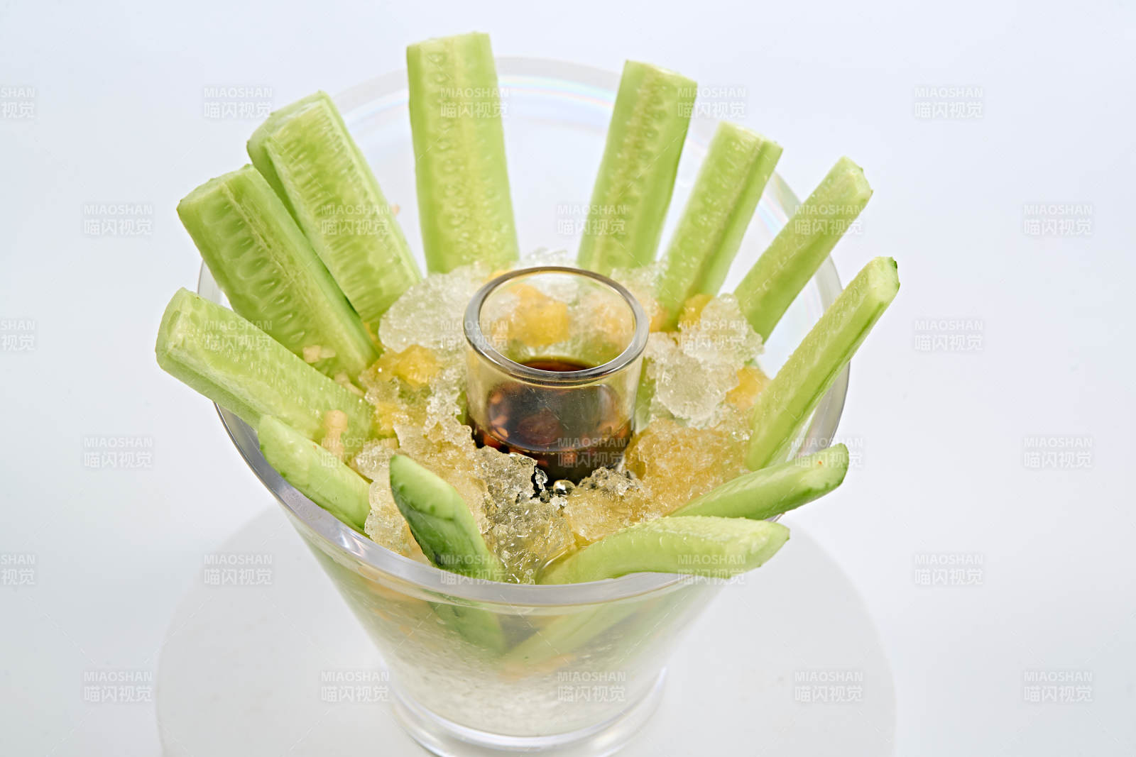 爽口小吃蘸醋冰镇黄瓜条图片