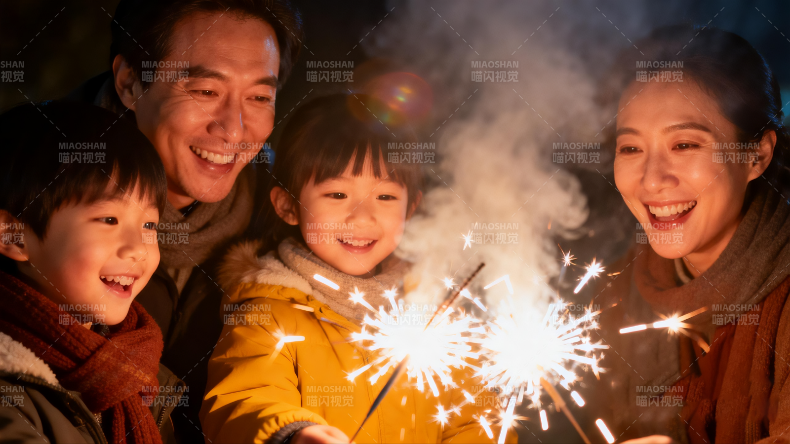 全家欢庆烟花夜图片