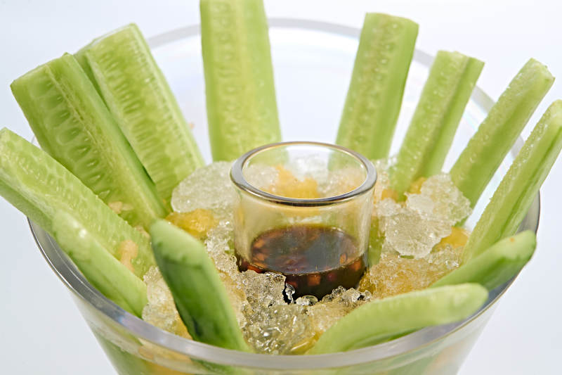 爽口小吃蘸醋冰镇黄瓜条图片