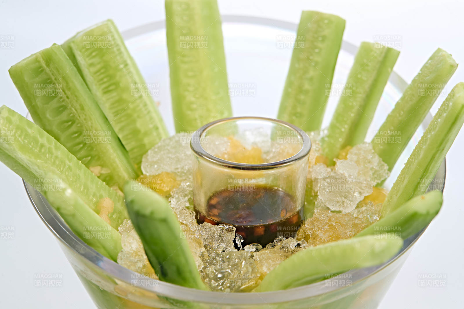 爽口小吃蘸醋冰镇黄瓜条图片
