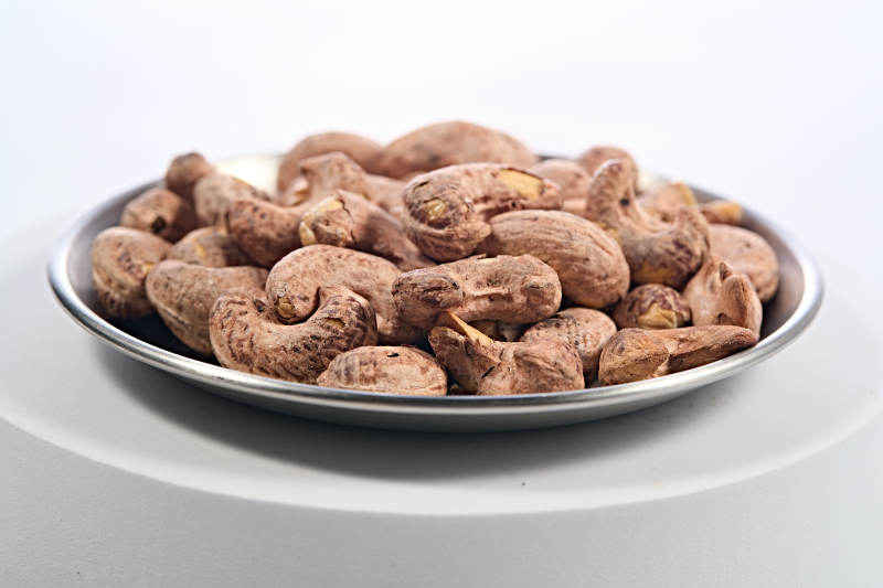 节日小吃带皮大腰果图片