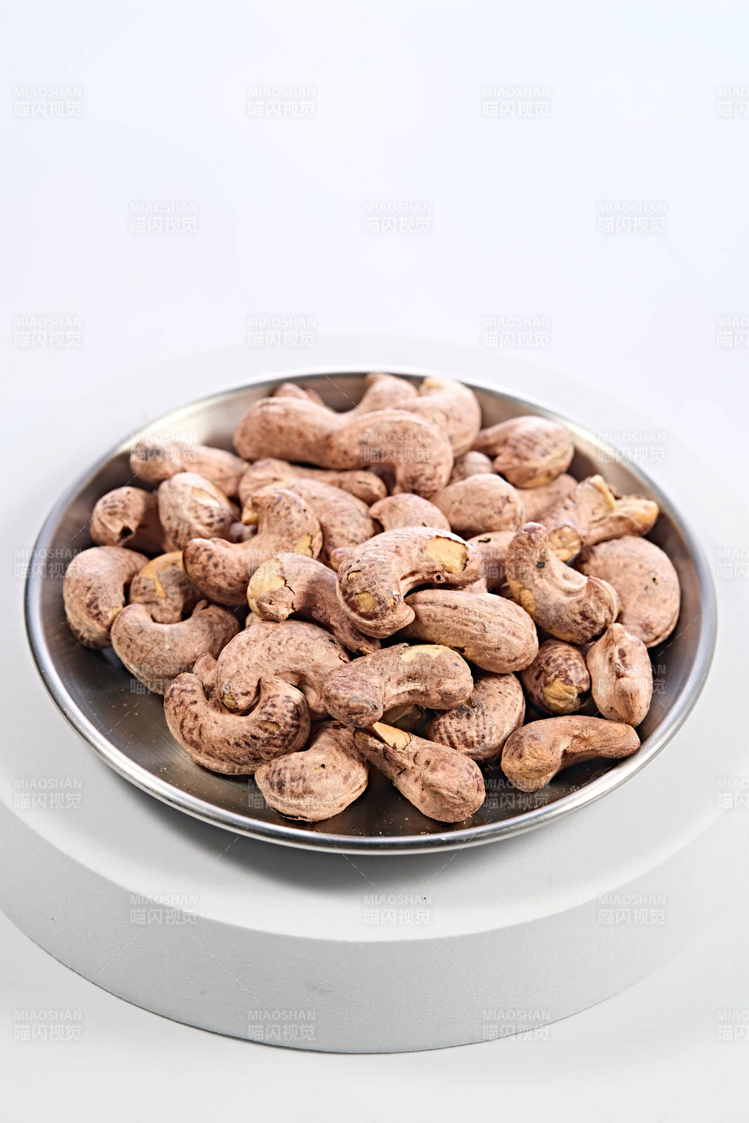 节日小吃带皮大腰果图片