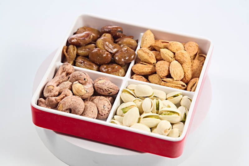 节日小吃四格坚果拼盘图片