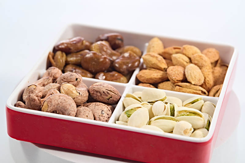 节日小吃四格坚果拼盘图片