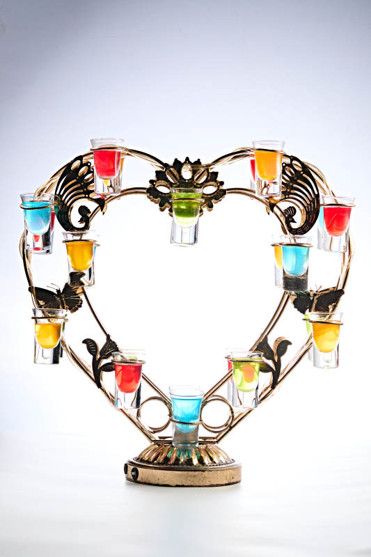 酒吧爱心形状调制鸡尾酒图片