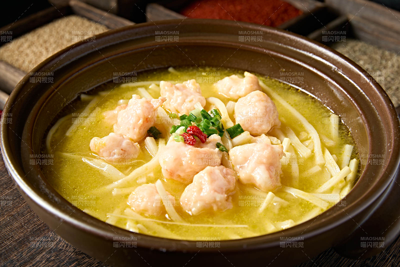 砂锅酸汤笋丝炖虾滑图片