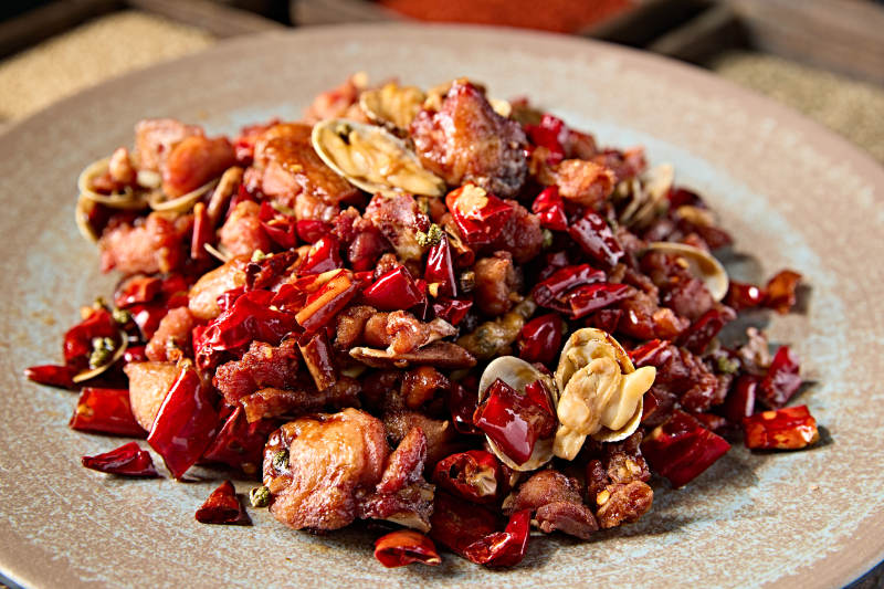 川味辣子鸡丁炒花蛤图片