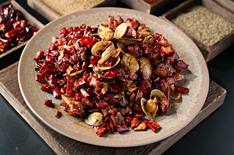 川味辣子鸡丁炒花蛤图片