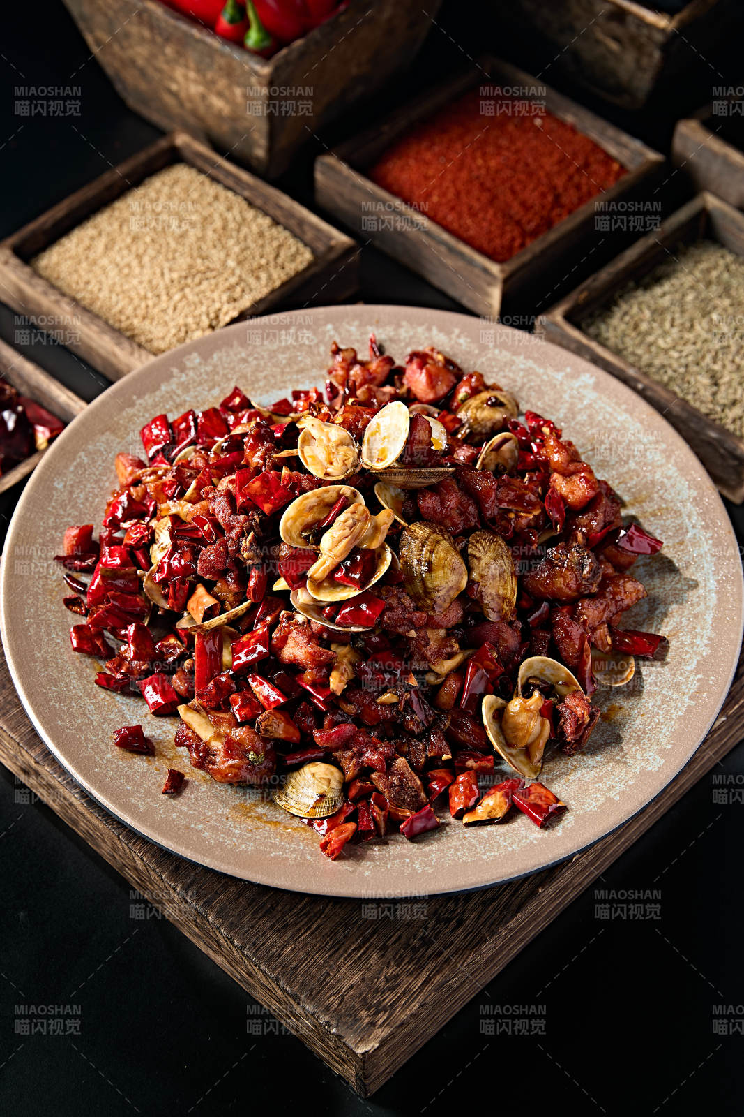 川味辣子鸡丁炒花蛤图片