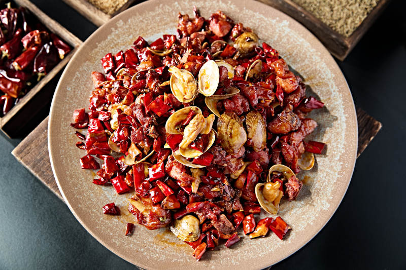 川味辣子鸡丁炒花蛤图片