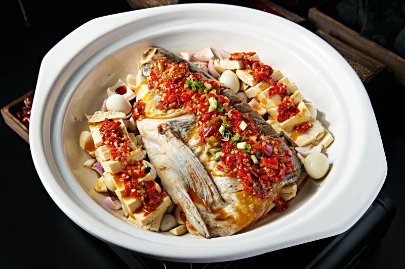 美味砂锅豆腐酱闷野生大鱼头图片