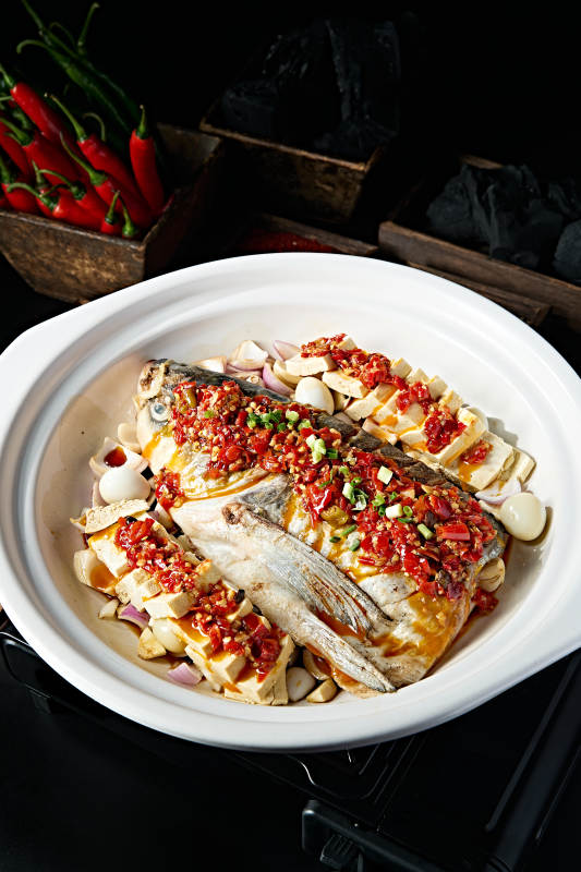 美味砂锅豆腐酱闷野生大鱼头图片