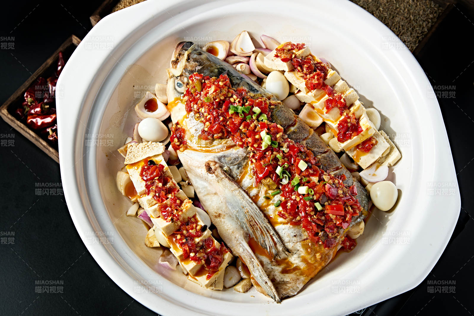 美味砂锅豆腐酱闷野生大鱼头图片