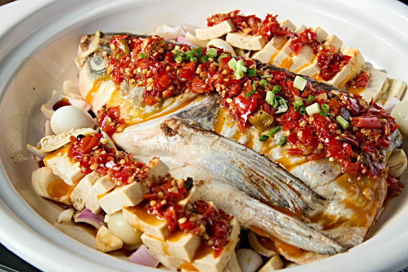 美味砂锅豆腐酱闷野生大鱼头图片