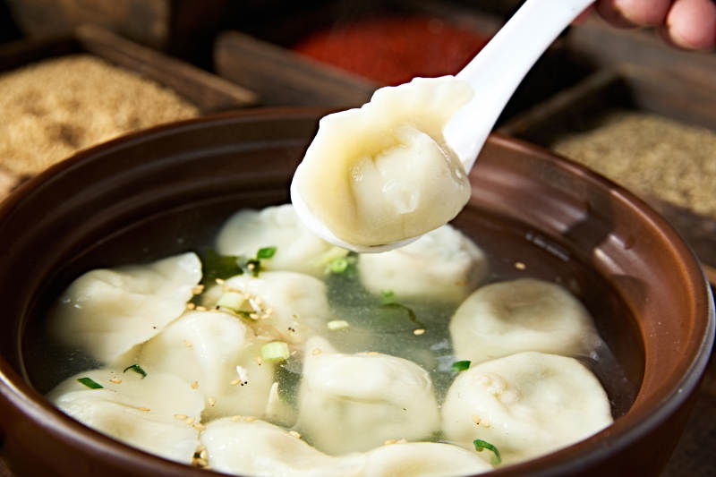 砂锅清汤煮现包汤饺图片