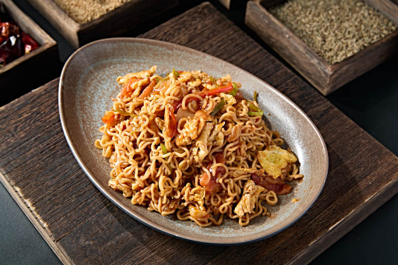 美味夜宵炒方便面图片