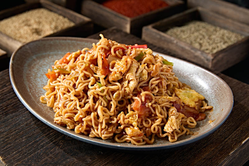 美味夜宵炒方便面图片