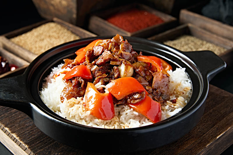 砂锅彩椒蒜香酱炒五花肉盖浇饭图片