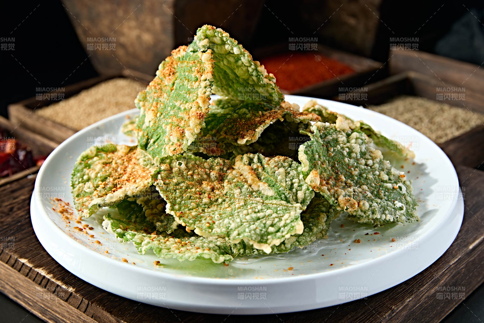 撒粉香辣拖面油炸紫苏叶图片