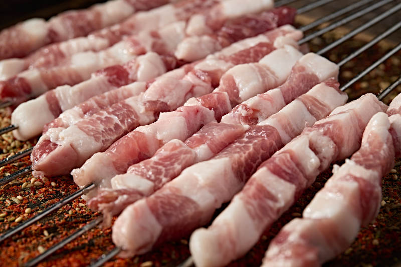 美味烧烤生鲜猪五花肉串图片